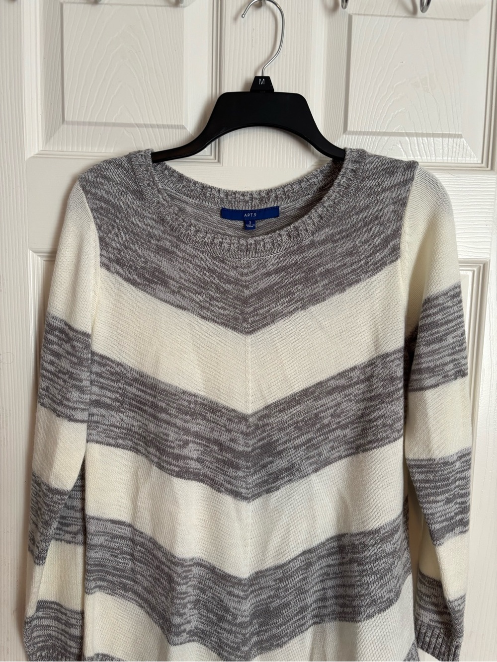 Apt. 9 Women's Gray & Cream Chevron Stripe Sweater
